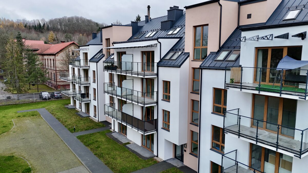 Sprzedaż nieruchomości z pośrednikiem – na czym zyskuje sprzedający?