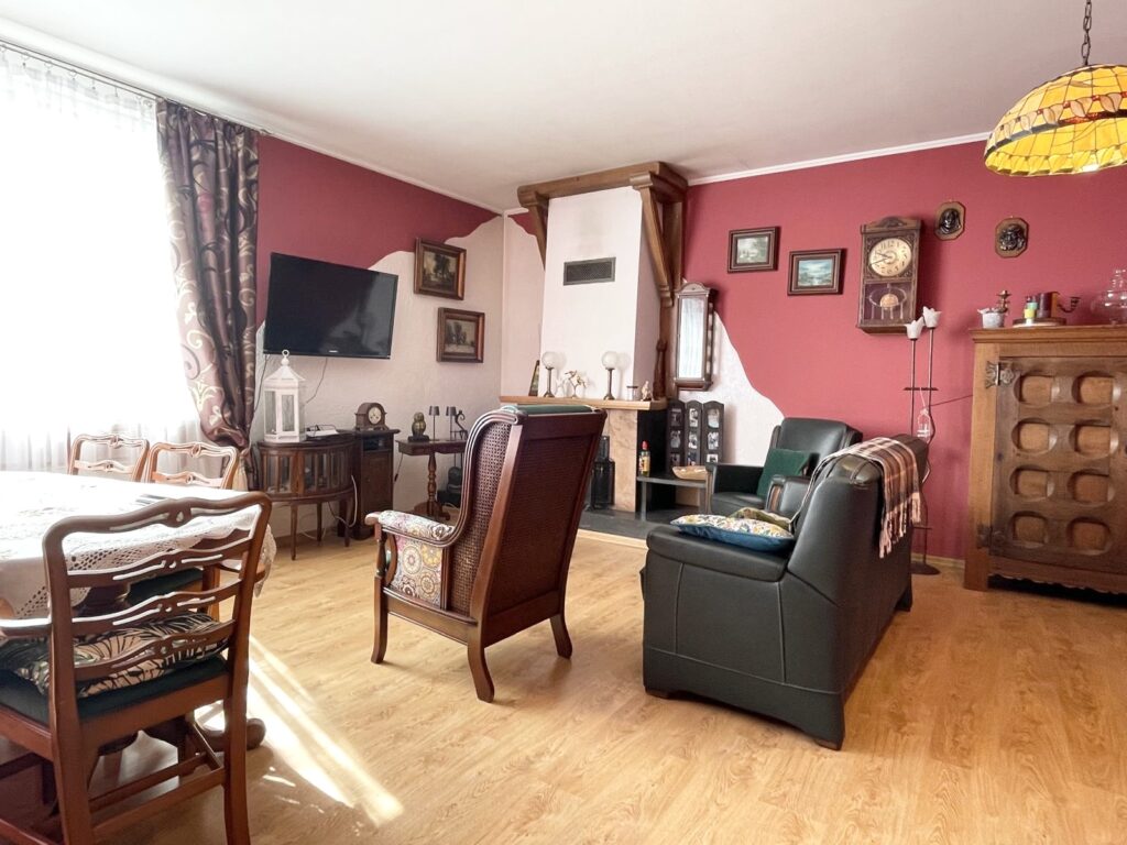 Dom położony w Leśnicach z garażem, sklepem oraz miejscem pod wynajem na paczkomat