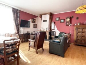 Dom położony w Leśnicach z garażem, sklepem oraz miejscem pod wynajem na paczkomat