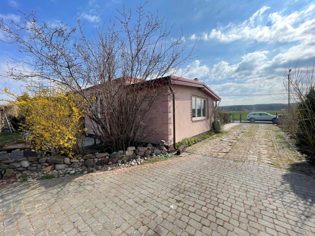 Dom położony w Leśnicach z garażem, sklepem oraz miejscem pod wynajem na paczkomat