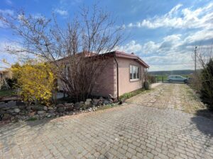 Dom położony w Leśnicach z garażem, sklepem oraz miejscem pod wynajem na paczkomat