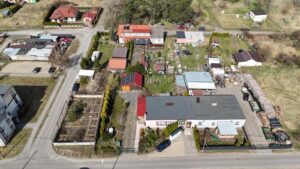 Dom położony w Leśnicach z garażem, sklepem oraz miejscem pod wynajem na paczkomat