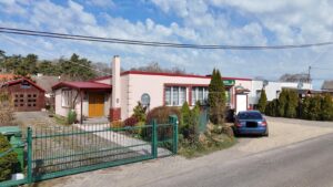 Dom położony w Leśnicach z garażem, sklepem oraz miejscem pod wynajem na paczkomat