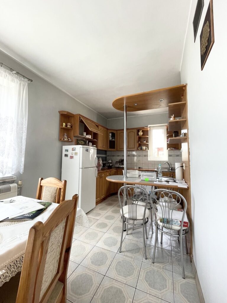 2 pokojowe mieszkanie położone w Lubiewie Lęborskim z 2 działkami i garażem