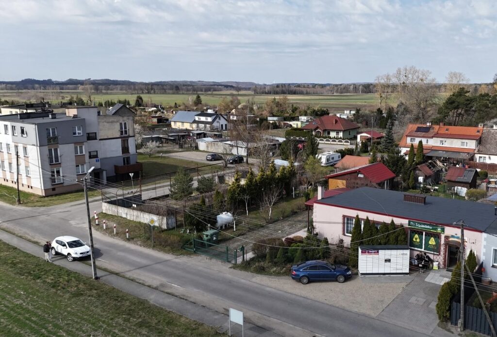 Dom położony w Leśnicach z garażem, sklepem oraz miejscem pod wynajem na paczkomat