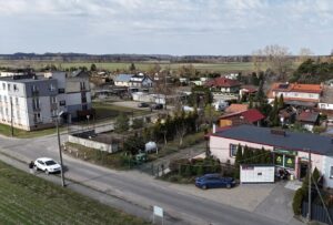 Dom położony w Leśnicach z garażem, sklepem oraz miejscem pod wynajem na paczkomat