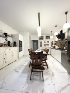 Dom położony w Leśnicach z garażem, sklepem oraz miejscem pod wynajem na paczkomat