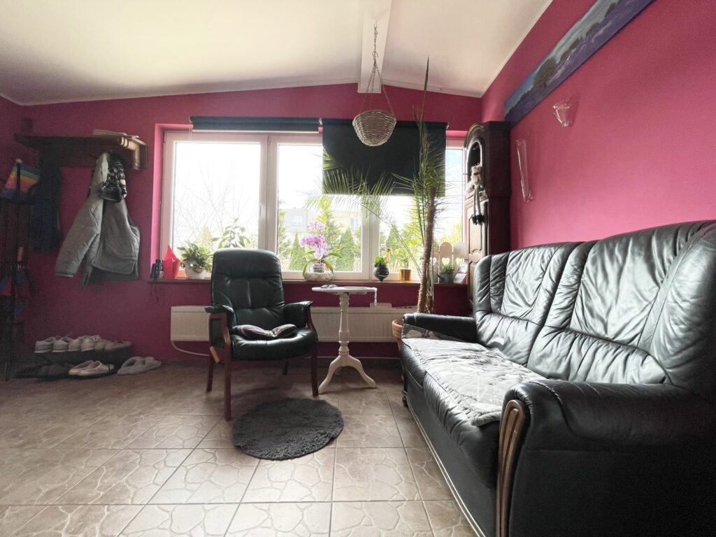 Dom położony w Leśnicach z garażem, sklepem oraz miejscem pod wynajem na paczkomat