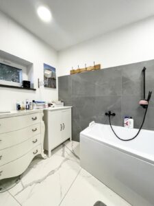 Dom położony w Leśnicach z garażem, sklepem oraz miejscem pod wynajem na paczkomat