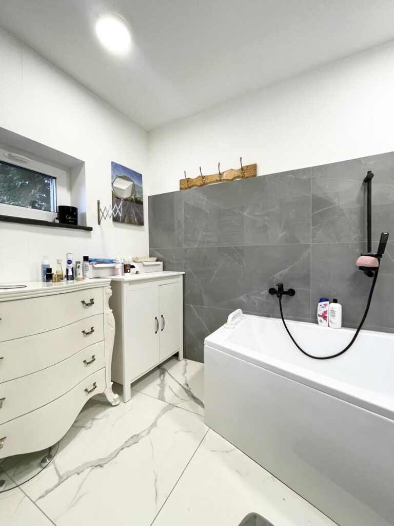 Dom położony w Leśnicach z garażem, sklepem oraz miejscem pod wynajem na paczkomat