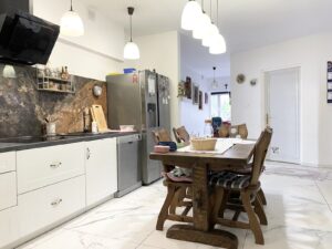 Dom położony w Leśnicach z garażem, sklepem oraz miejscem pod wynajem na paczkomat