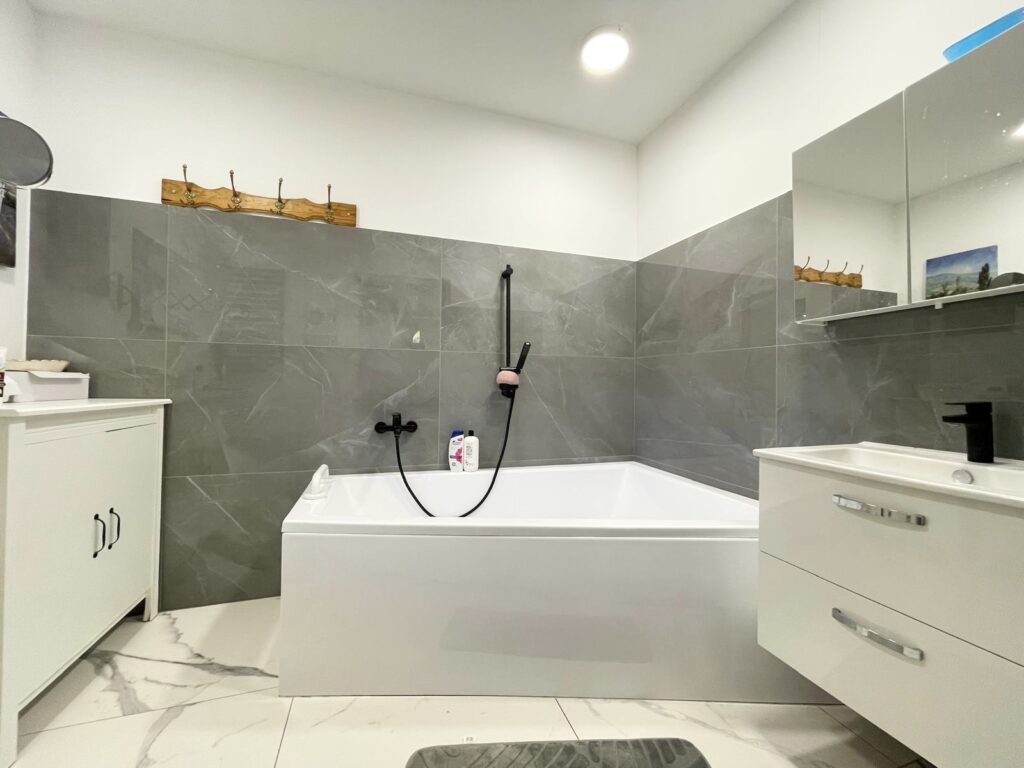 Dom położony w Leśnicach z garażem, sklepem oraz miejscem pod wynajem na paczkomat