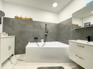 Dom położony w Leśnicach z garażem, sklepem oraz miejscem pod wynajem na paczkomat