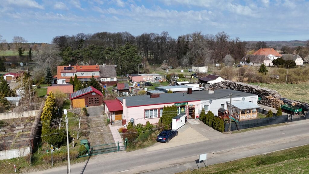 Dom położony w Leśnicach z garażem, sklepem oraz miejscem pod wynajem na paczkomat