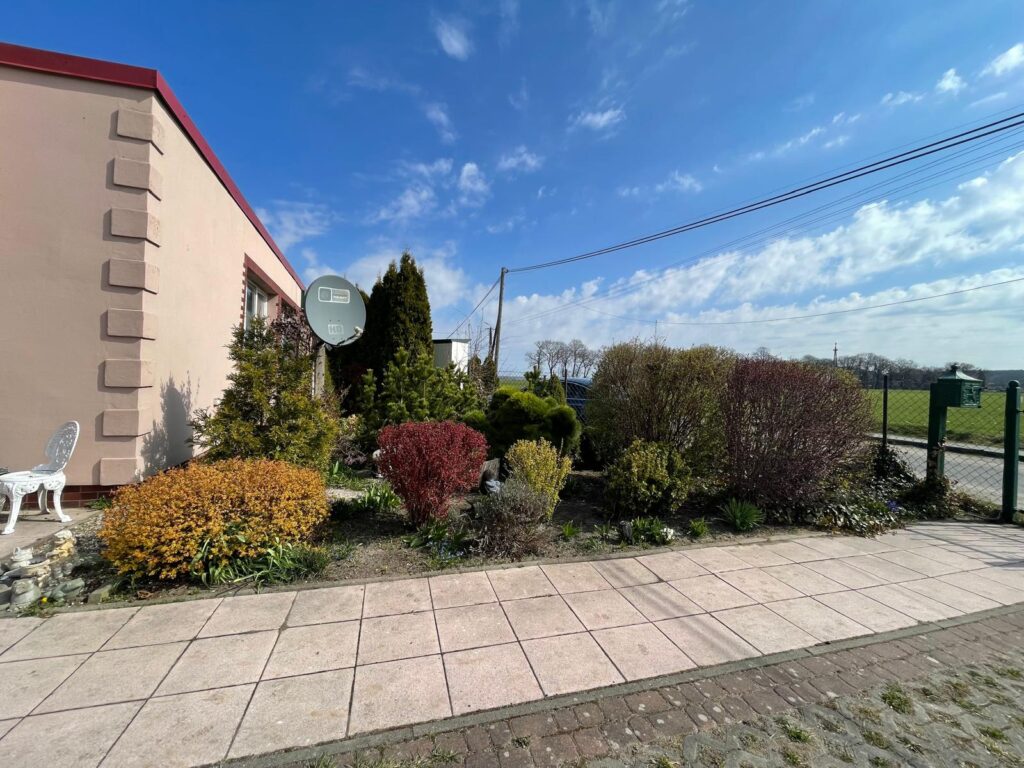 Dom położony w Leśnicach z garażem, sklepem oraz miejscem pod wynajem na paczkomat