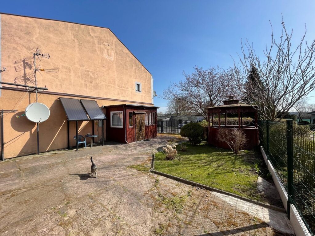 2 pokojowe mieszkanie położone w Lubiewie Lęborskim z 2 działkami i garażem