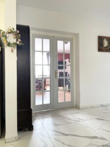 Dom położony w Leśnicach z garażem, sklepem oraz miejscem pod wynajem na paczkomat