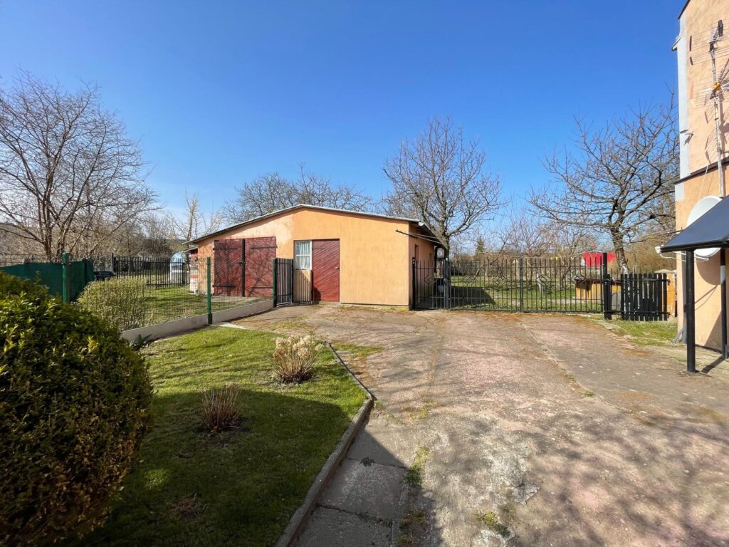 2 pokojowe mieszkanie położone w Lubiewie Lęborskim z 2 działkami i garażem