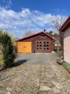 Dom położony w Leśnicach z garażem, sklepem oraz miejscem pod wynajem na paczkomat