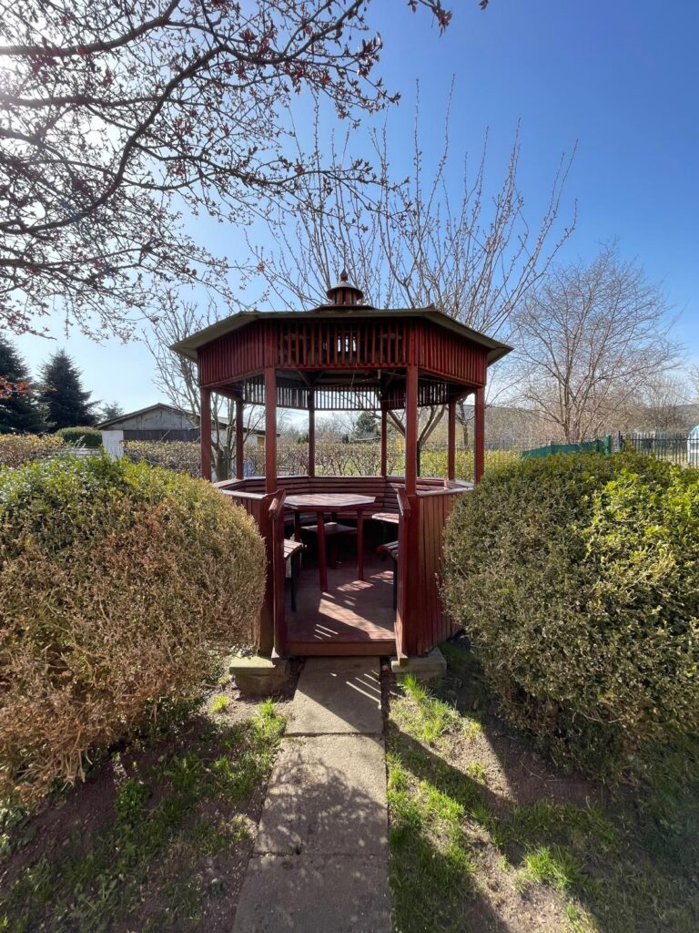 2 pokojowe mieszkanie położone w Lubiewie Lęborskim z 2 działkami i garażem