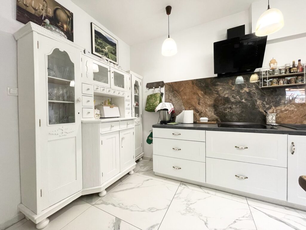 Dom położony w Leśnicach z garażem, sklepem oraz miejscem pod wynajem na paczkomat