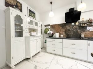 Dom położony w Leśnicach z garażem, sklepem oraz miejscem pod wynajem na paczkomat