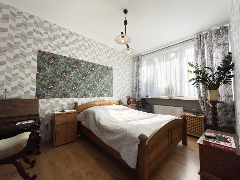 Dom położony w Leśnicach z garażem, sklepem oraz miejscem pod wynajem na paczkomat