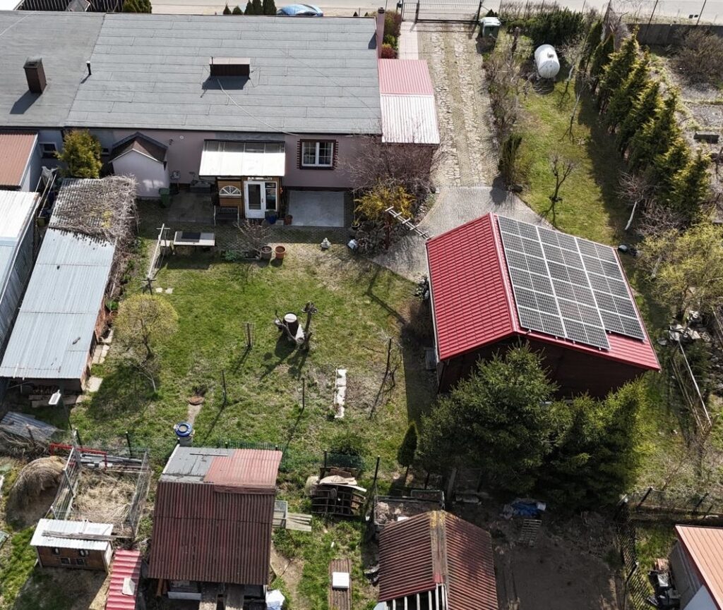 Dom położony w Leśnicach z garażem, sklepem oraz miejscem pod wynajem na paczkomat