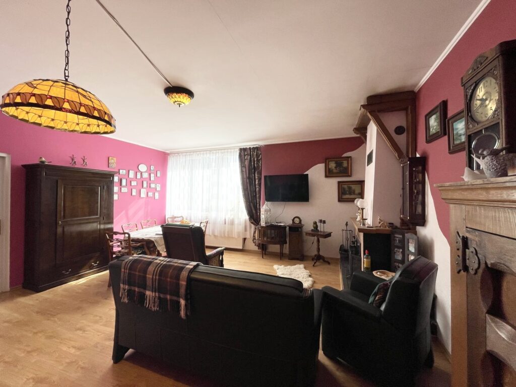 Dom położony w Leśnicach z garażem, sklepem oraz miejscem pod wynajem na paczkomat