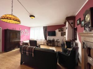 Dom położony w Leśnicach z garażem, sklepem oraz miejscem pod wynajem na paczkomat