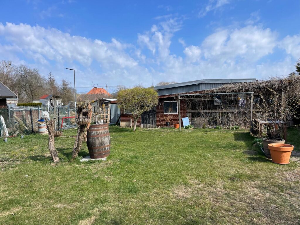 Dom położony w Leśnicach z garażem, sklepem oraz miejscem pod wynajem na paczkomat