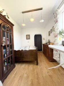 Dom położony w Leśnicach z garażem, sklepem oraz miejscem pod wynajem na paczkomat