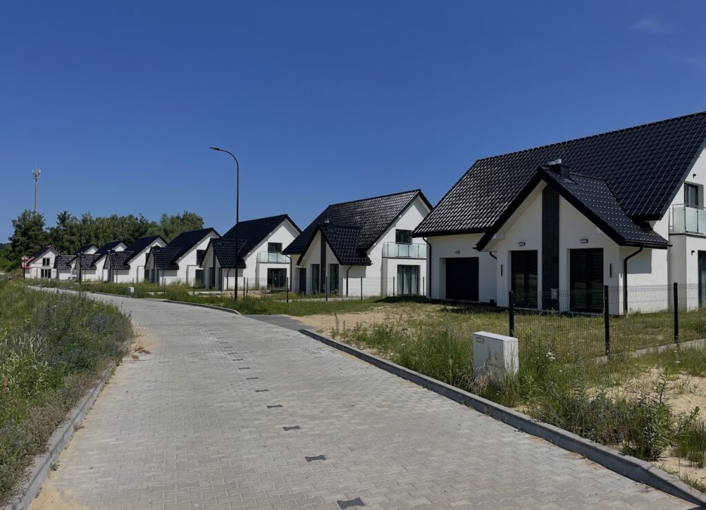 DOM Z DUSZĄ – CISZA, LAS I NOWOCZESNOŚĆ blisko jezioro las