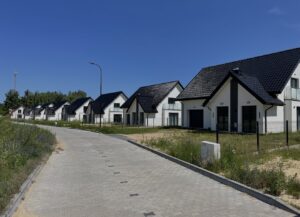 DOM Z DUSZĄ – CISZA, LAS I NOWOCZESNOŚĆ blisko jezioro las