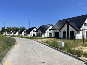 DOM Z DUSZĄ – CISZA, LAS I NOWOCZESNOŚĆ blisko jezioro las